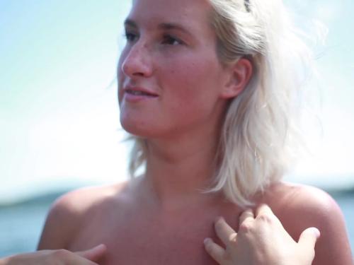 Girl showing tits at the boat - xczech.com